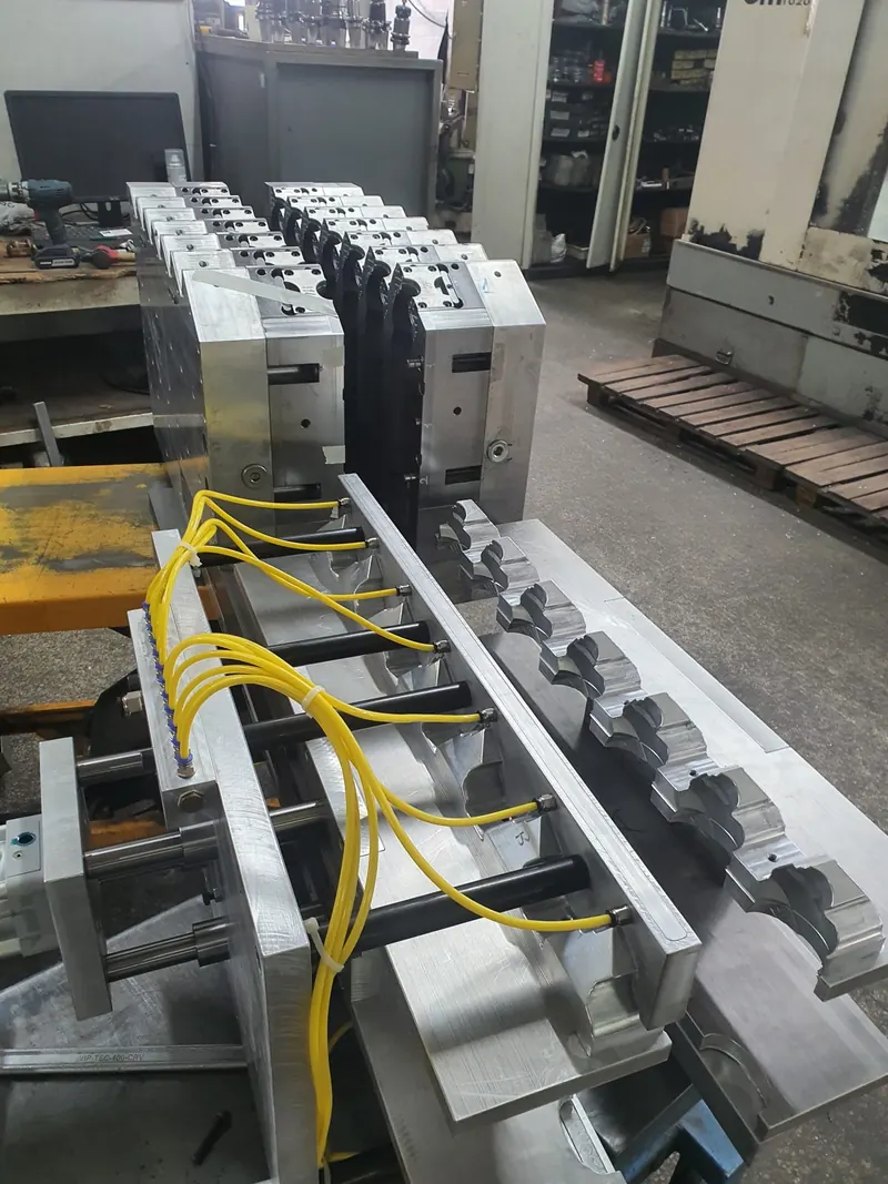 750 ML 7 kavite şişirme kalıbı, atölyede montajlı